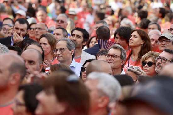 Catalan president Quim Torra (center left, wearing glasses), stands next to former president Artur Mas on September 11 2018 (by Jordi Play)